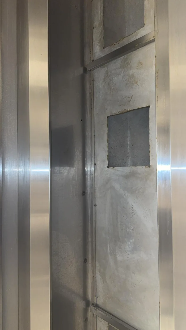 Plenumwand na reiniging, inspectieluik weer schoon