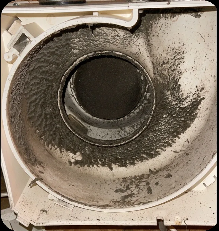 Ventilatiebox voor reiniging, dik stof op het binnenwerk