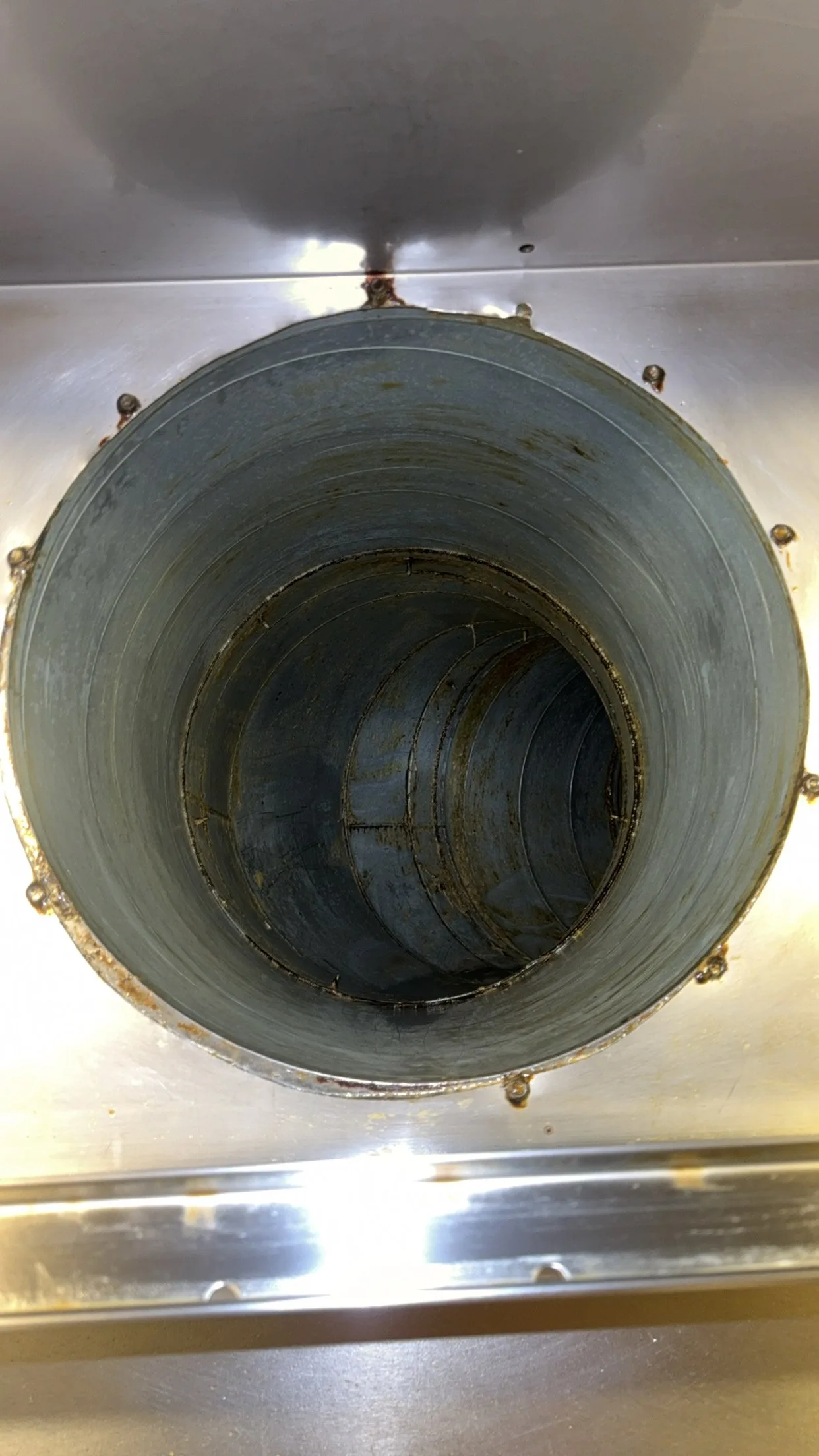 Rond afzuigkanaal na reiniging door All Ventilatie