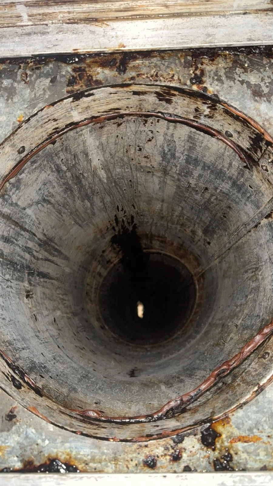 Vetkanaal na reiniging door All Ventilatie, blank metaal
