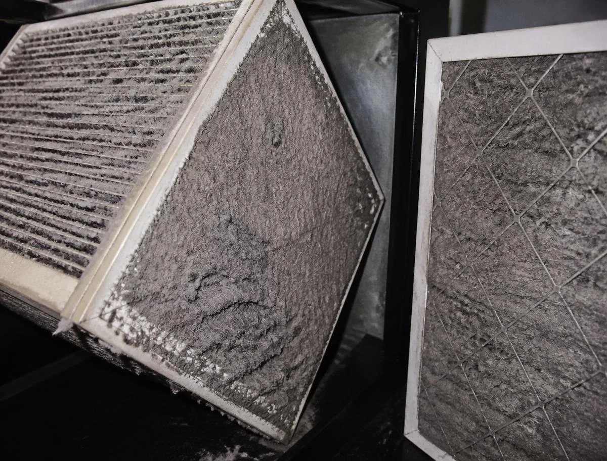 Dichtgeslibde filters en warmtewisselaar van een WTW-unit, voor reiniging