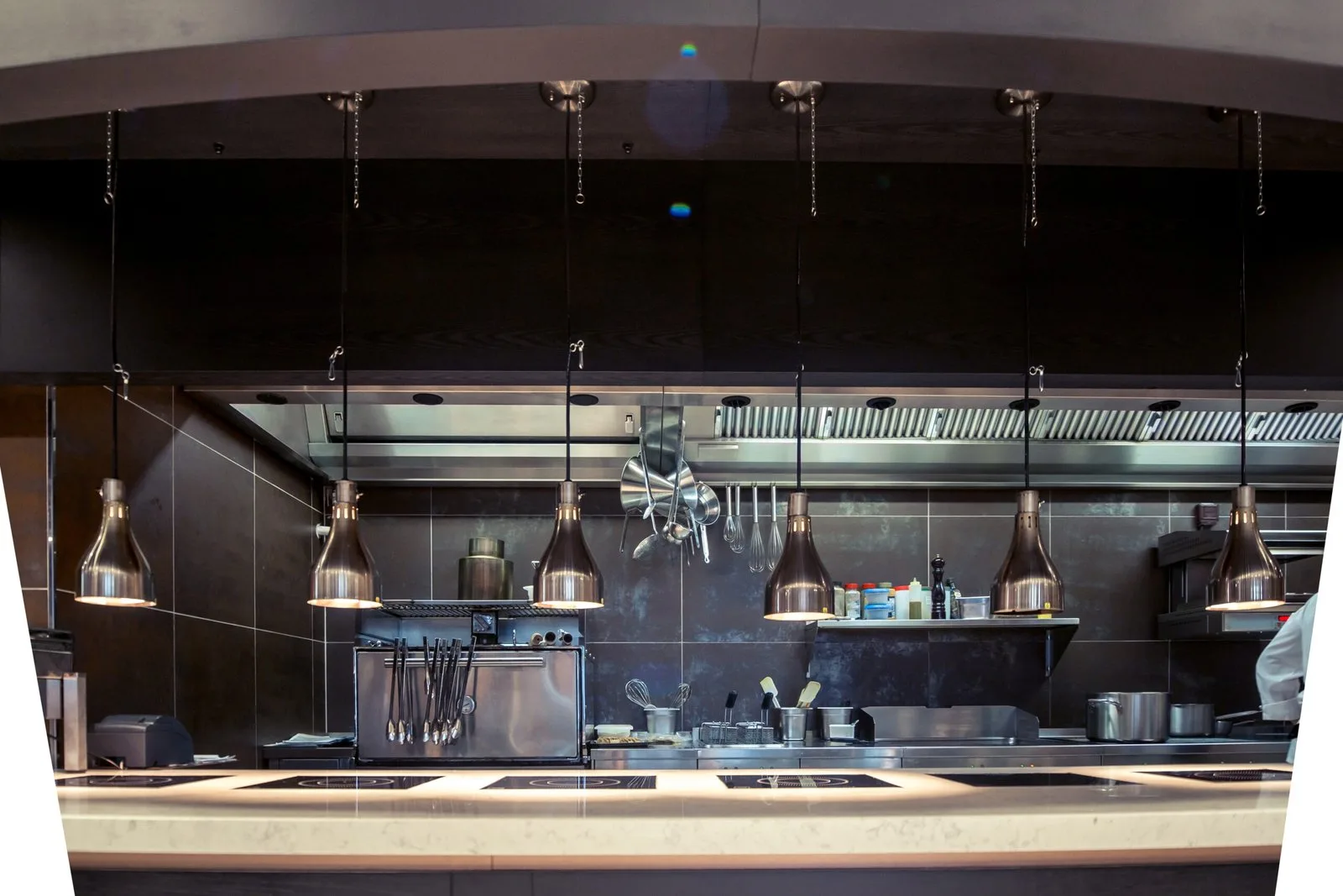 Open keuken van een restaurant met afzuigkap boven de kooklijn