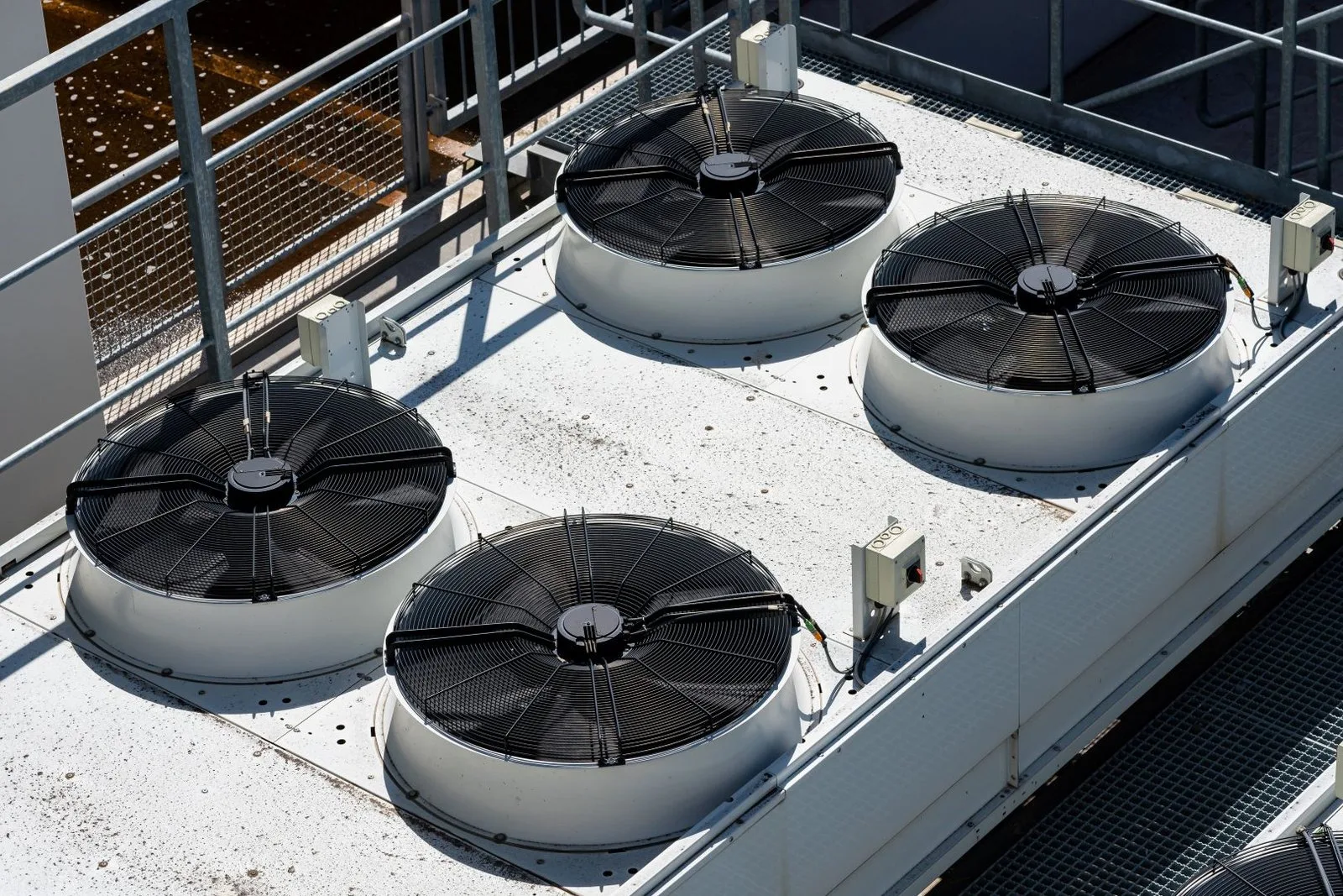 Dakventilatoren op het dak, onderdeel van het reinigingstraject