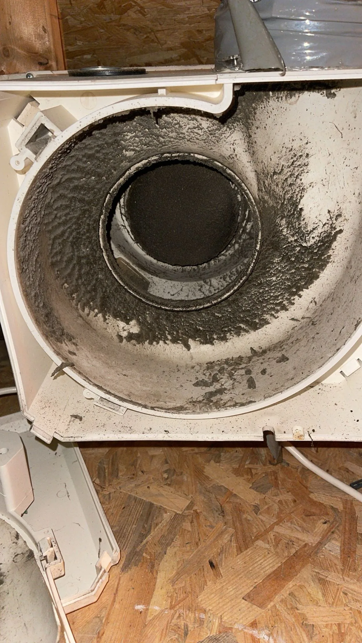 Vervuilde ventilatiebox met dikke stoflaag tijdens de inspectie