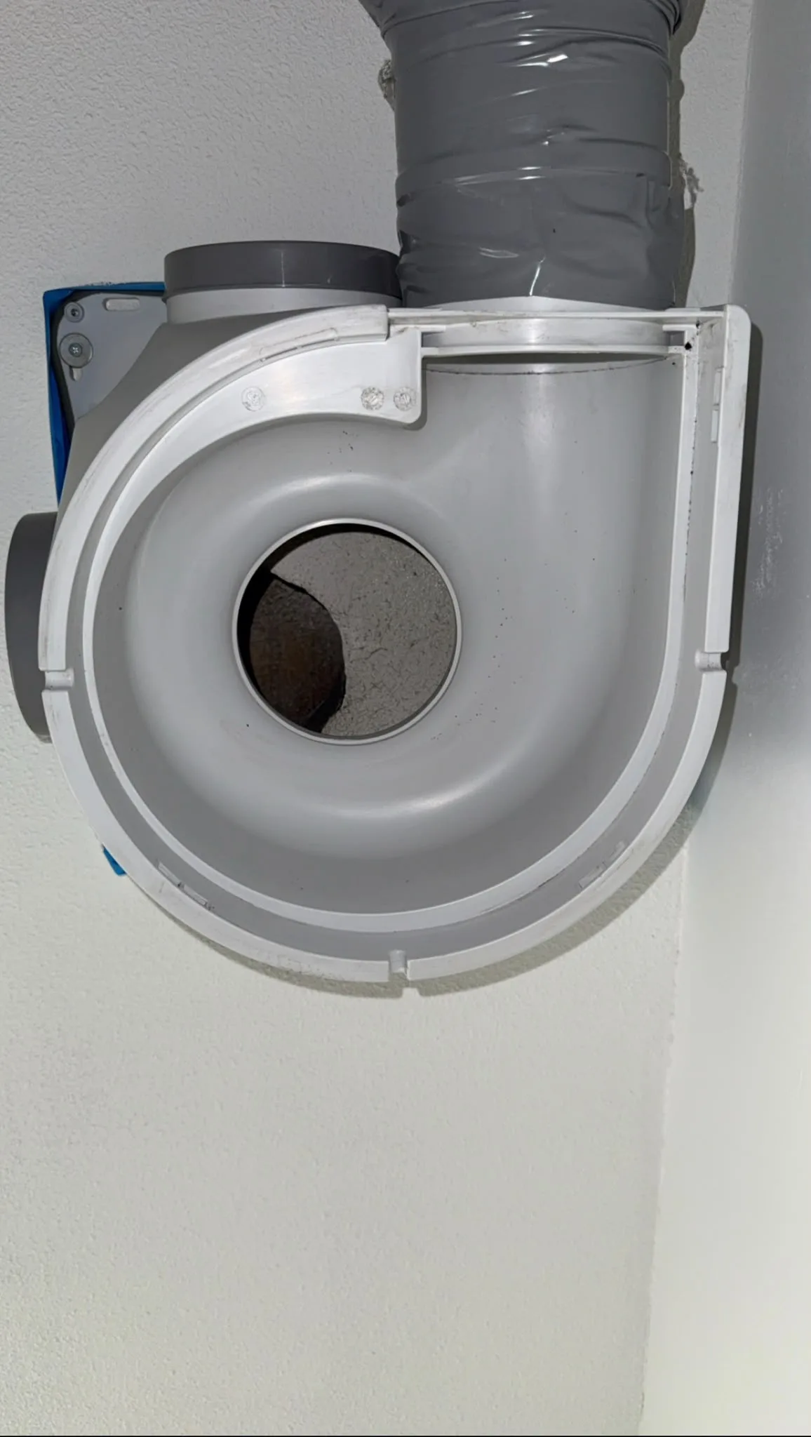 Geopende mechanische ventilatiebox tijdens de reiniging