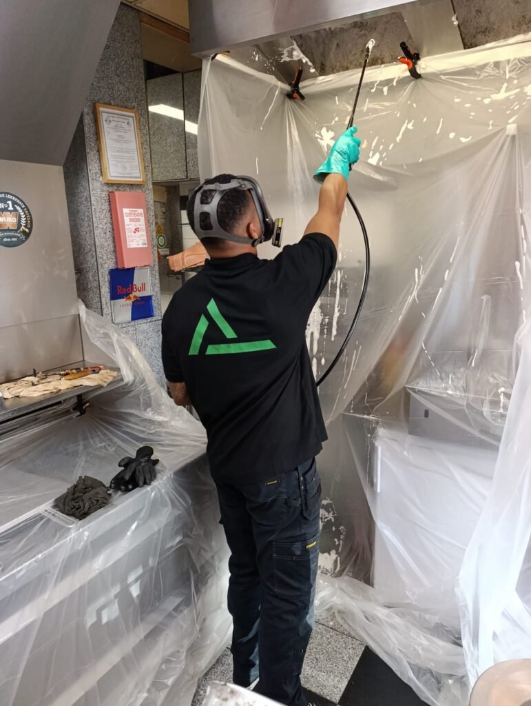 Specialist bezig met het schoonmaken van horeca afzuigkanaal